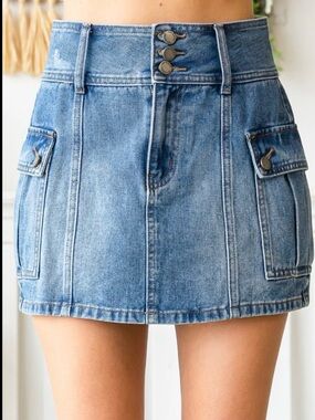 Veveret Mid to high-rise Y2K-inspired cargo utility mini skirt.
